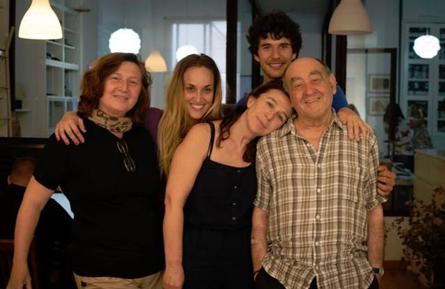 Giovanna Ribes (a la izquierda) junto al reparto de 'La familia', que se podrá ver en Mostra Viva