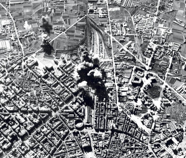 Las bombas sobre la Estación del Norte; imagen del Ufficio Storico della Aeronautica Militare.