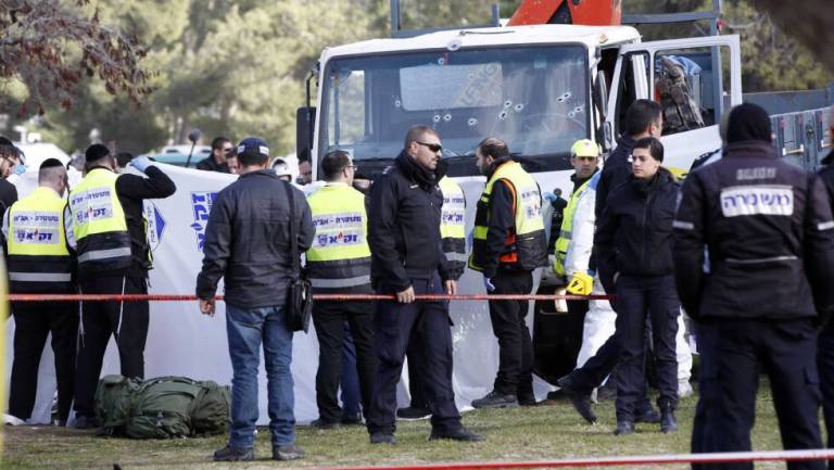 La policía israelí flanqua el camión del último atentando terrorista. Foto: EFE.