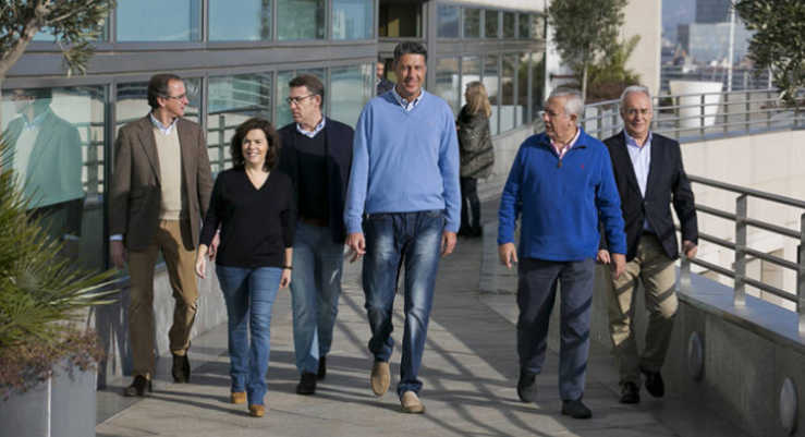 El equipo que redactó la ponencia, con Soraya Sáenz de Santamaría. Foto: PP