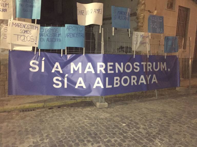 Las pancartas 'espontáneas' aparecidas junto al Ayuntamiento de Alboraia