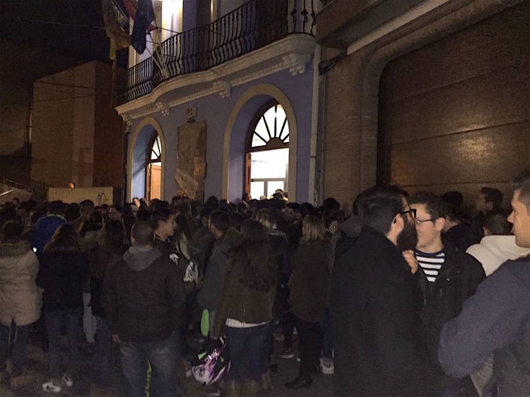 Entre doscientos y trescientos jóvenes, anoche,  las puertas del Ayuntamiento de Alboraia mientras el pleno se celebraba en su interior y se repartían entradas gratuitas a los vecinos por parte del festival