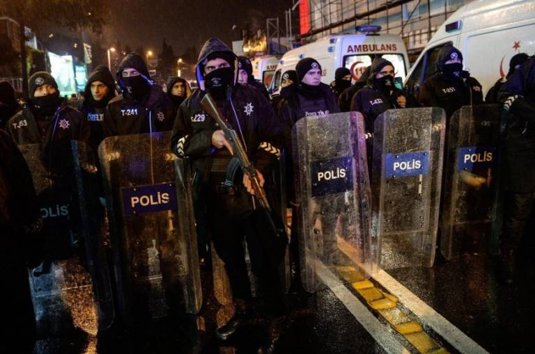 Efectivos de la Policía en las inmediaciones de la discoteca Reina de Estambul, Turquía, en la que se perpetró un ataque terrorista. Foto: EFE.