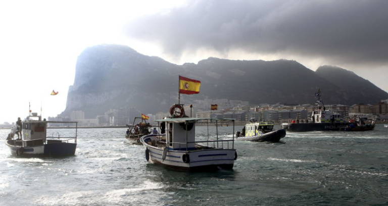 Barcos pesqueros de La Linea de la Concepción y Algeciras participan en la protesta por el lanzamiento al mar de bloques de hormigón por parte del gobierno de Gibraltar. Foto: EFE.