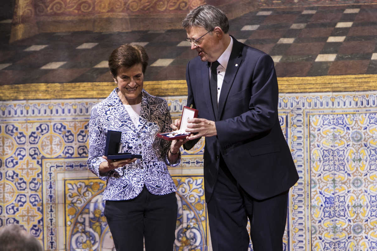 Adela Cortina recibe los galardones otorgados por la Generalitat. Foto: EVA MÁÑEZ