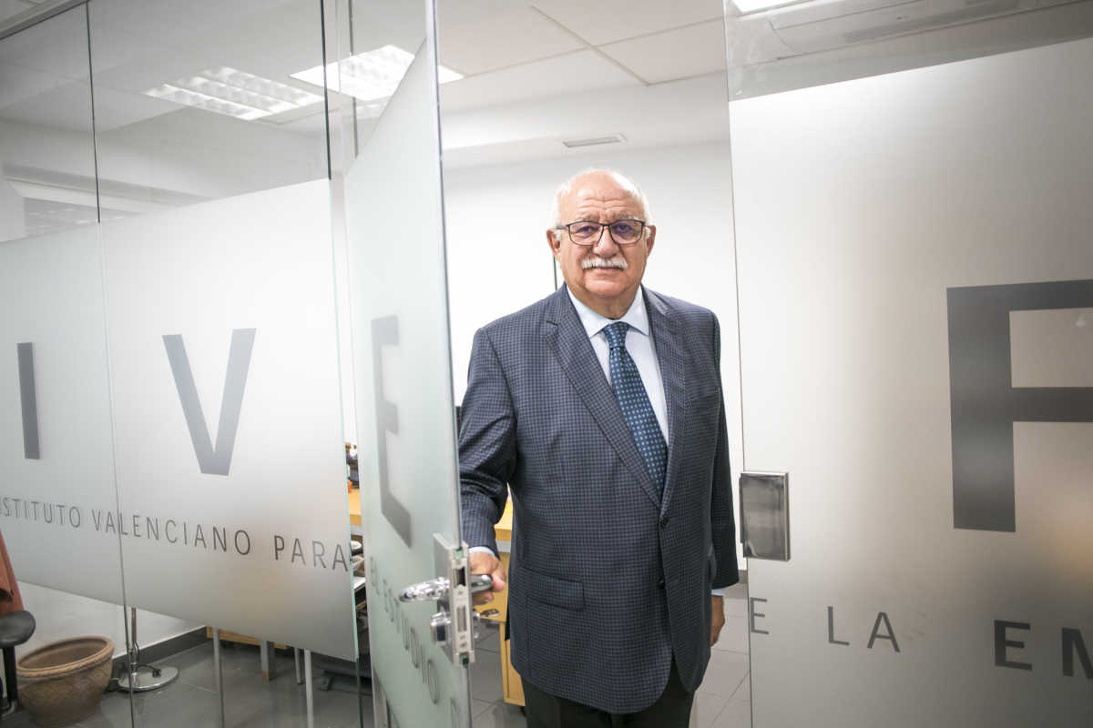 José Bernado Noblejas, presidente IVEFA en la puerta de su despacho. Foto: Eva Máñez