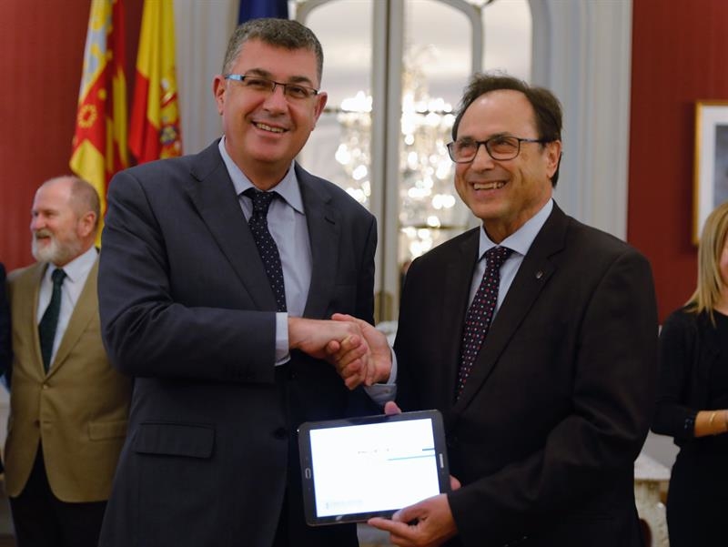 El conseller Soler entrega el proyecto al presidente de Les Corts, Enric Morera. Foto: EFE