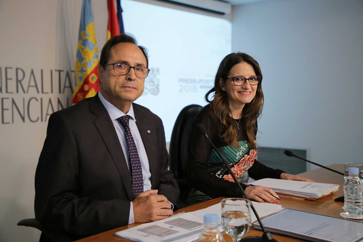 El conseller de Hacienda, Vicent Soler, y la vicepresidenta del Consell, Mónica Oltra, presentan el anteproyecto de ley de presupuestos de 2018. Foto: GVA