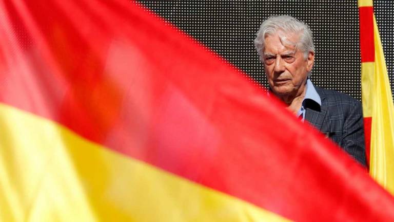 Vargas Llosa en la manifestación unitaria de Barcelona.