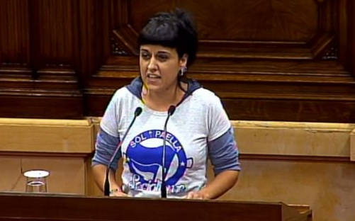Anna Gabriel en su intervención en el Parlament de Cataluña.