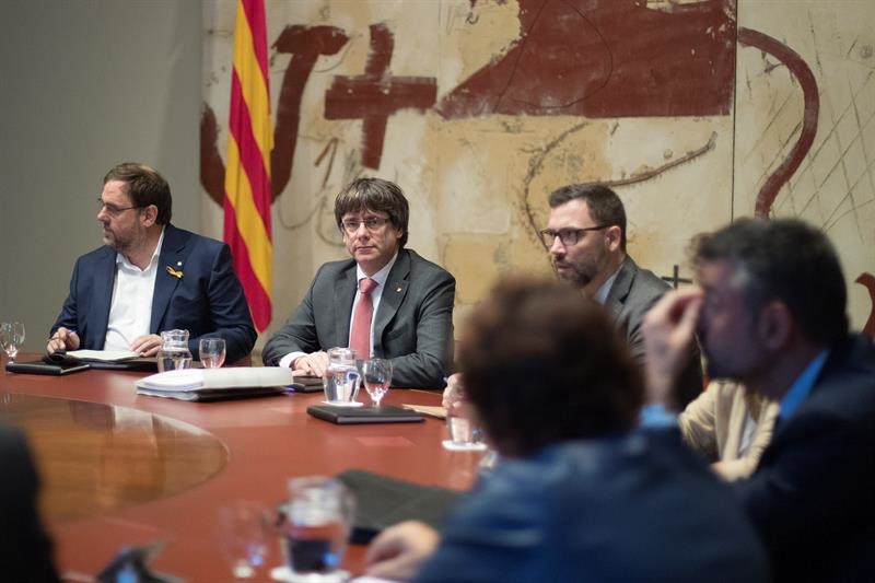 Puigdemont y otros miembros del Govern reunidos. Foto: EFE
