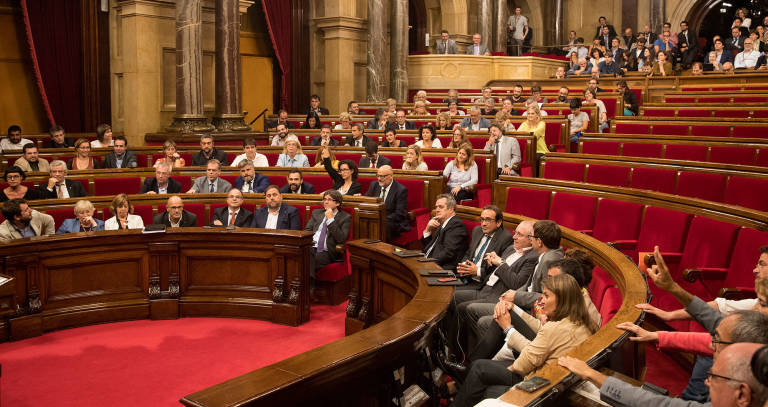 Pleno extraordinario con el Parlament catalán medio vacío. Foto: EFE