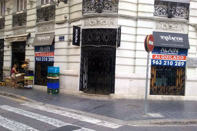Palpitar Descuidado césped Noon y Tuilus, dos nuevas firmas de moda para la calle Cirilo Amorós -  Valencia Plaza
