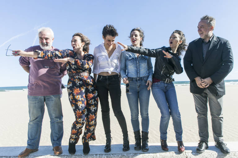 Los actores valencianos del reparto (Paco Alegre, Lola Moltó, Vanesa Cano, Cristina Fernández y Cristina Perales) junto a Ximo Pérez (derecha), productor del film (Foto: EVA MÁÑEZ)