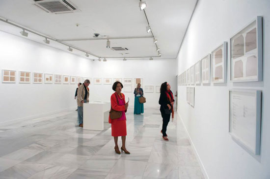 Visitantes de una galería de arte contemporáneo