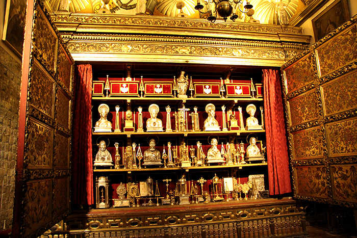 Impresionante armario de reliquias del Patriarca