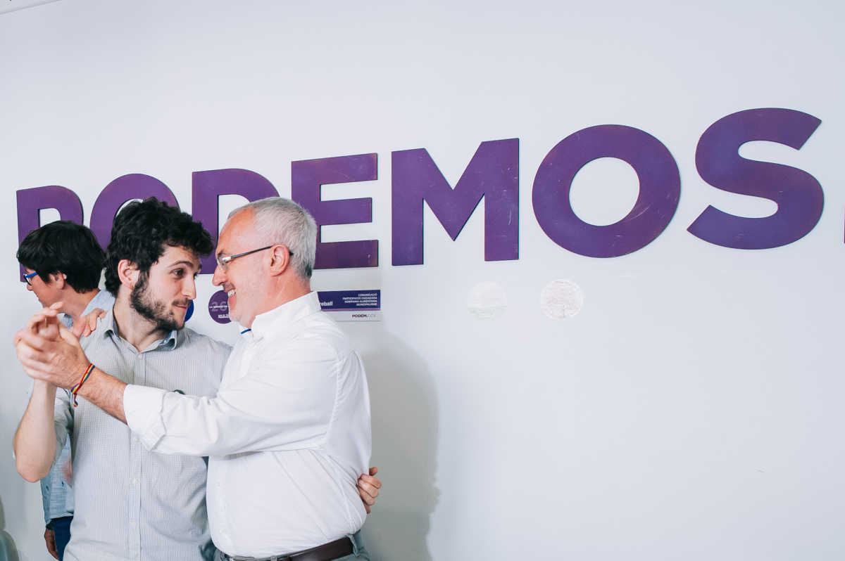 Antonio Estañ y su predecesor, Antonio Montiel, se abrazan tras conocerse los resultados de las primarias. Foto: KIKE TABERNER
