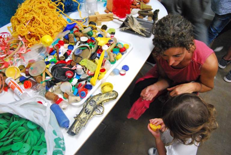Uno de los talleres de Arte con residuos que organiza BIOagradables.