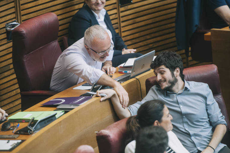 El portavoz de Podemos, Antonio Estañ, habla con el exsíndic Antonio Montiel. Foto: KIKE TABERNER