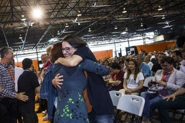 Mónica Oltra abraza a Àgueda Micó en el congreso del Bloc al que acudió como invitada. Foto: EVA MÁÑEZ