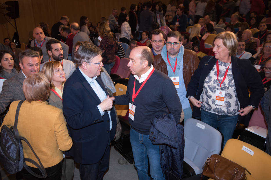 Puig dialoga con Alejandro Soler, un referente 'sanchista' en Alicante. Foto: RAFA MOLINA