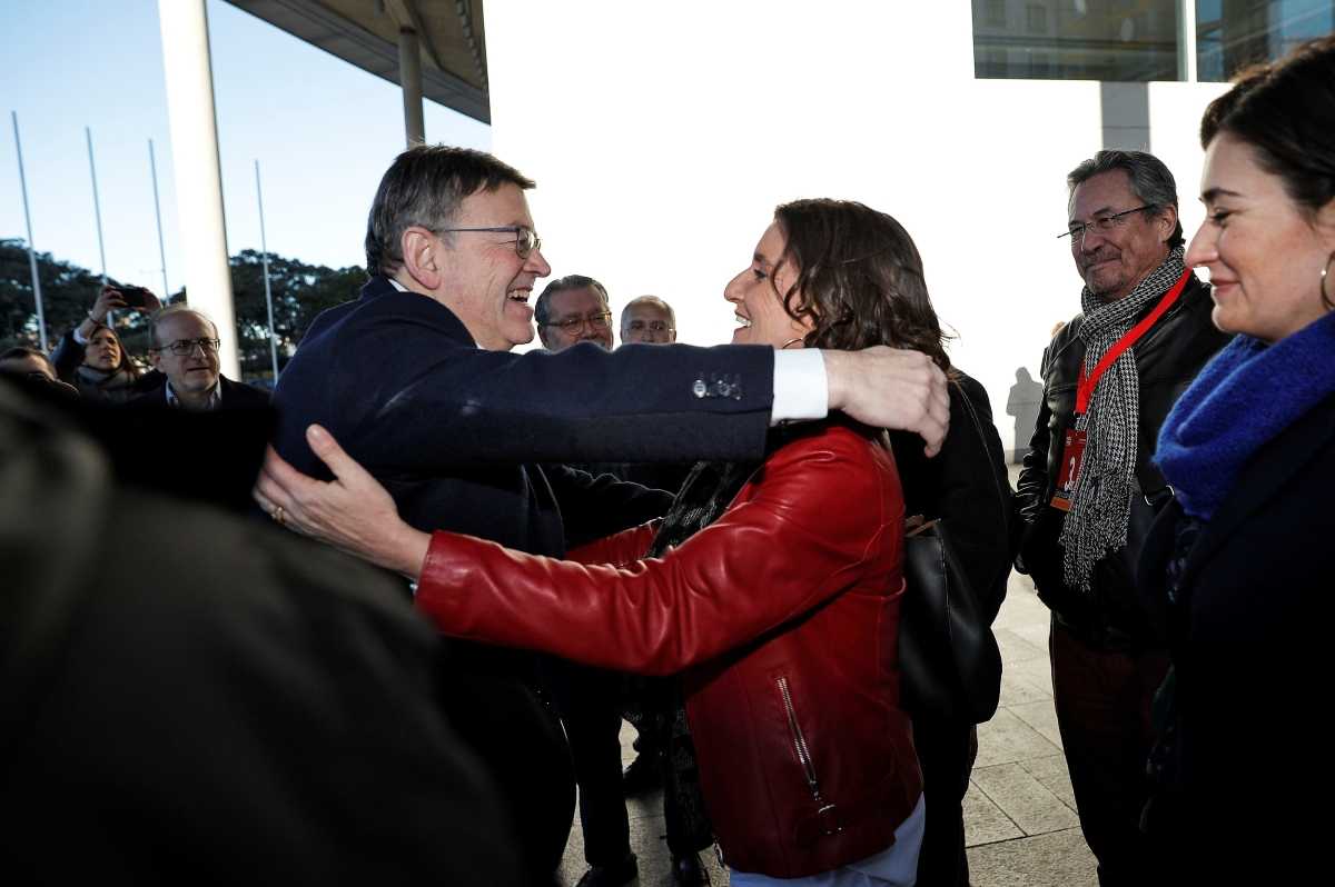 El líder del PSPV, Ximo Puig, abraza a Mercedes Caballero en la sesión matinal. Foto: EFE