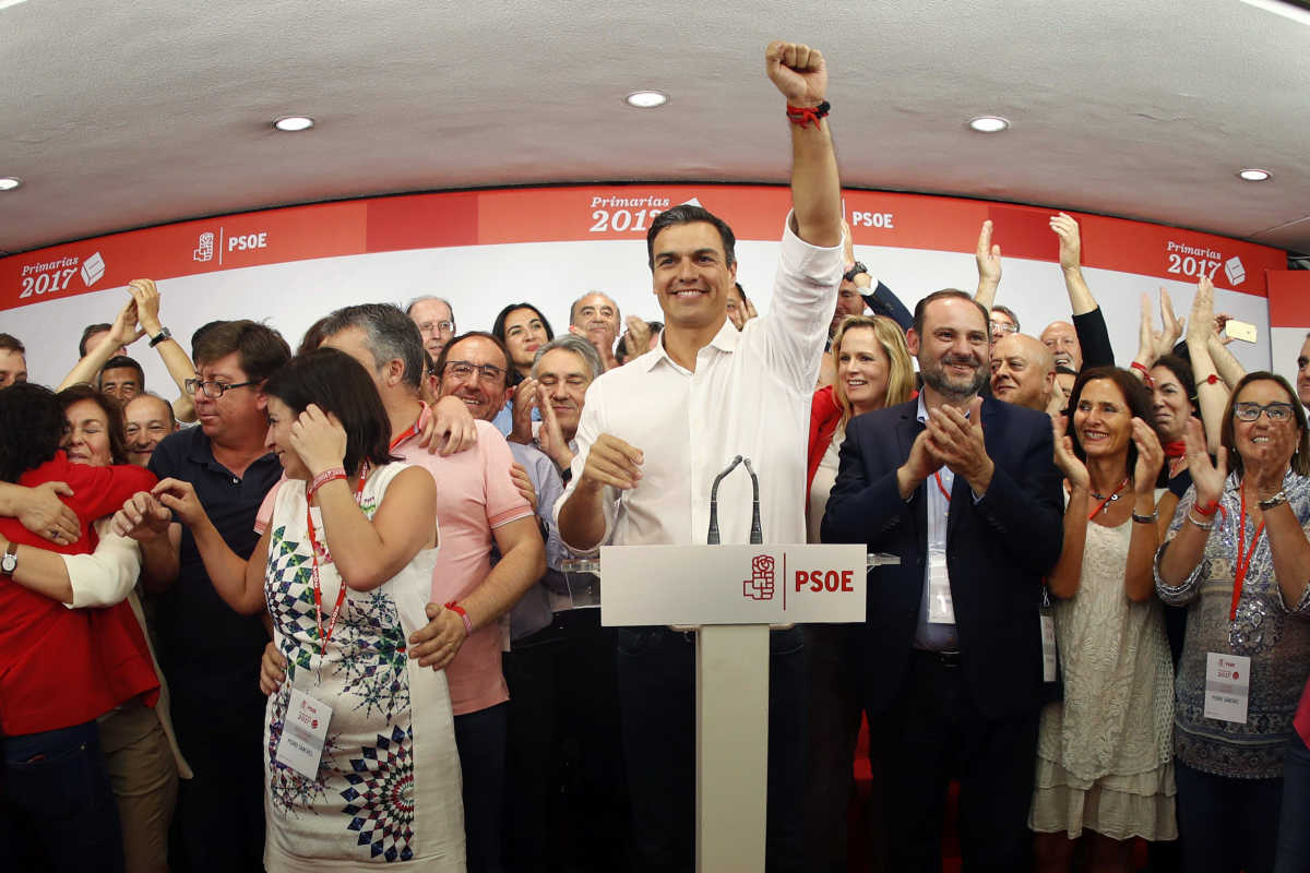 Pedro Sánchez durante la noche de su victoria en las primarias con José Luis Ábalos a su izquierda. Foto: EFE