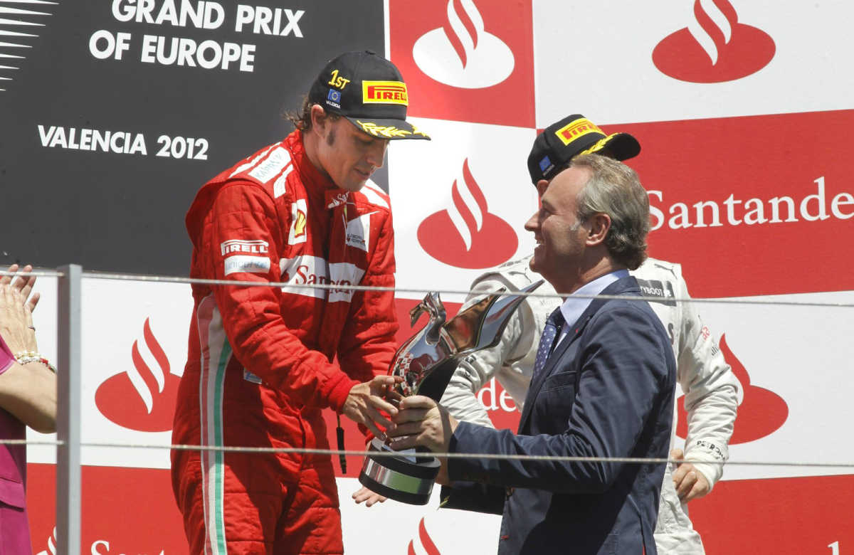 Fabra entrega el trofeo a Fernando Alonso, vencedor del GP de 2012. Foto: GVA