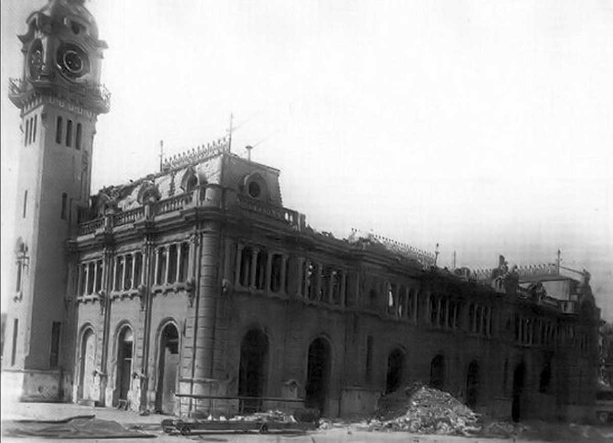 Estat en què va quedar l’Edifici del rellonge després dels bombardejos de l’aviació feixista durant la Guerra Civil