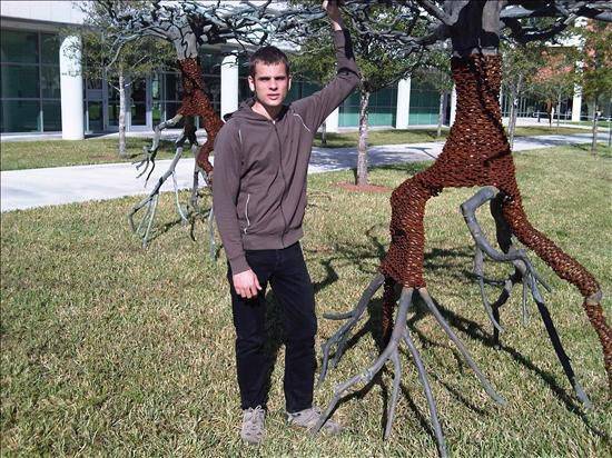 Rablaci junto a una de sus esculturas expuestas en el Museo de Arte Frost de Miami (Foto: EFE/2010)