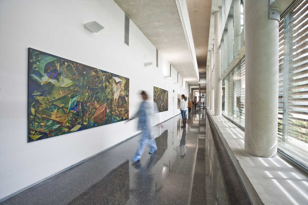 Corredor del Hospital de Denia con obras de arte en sus paredes