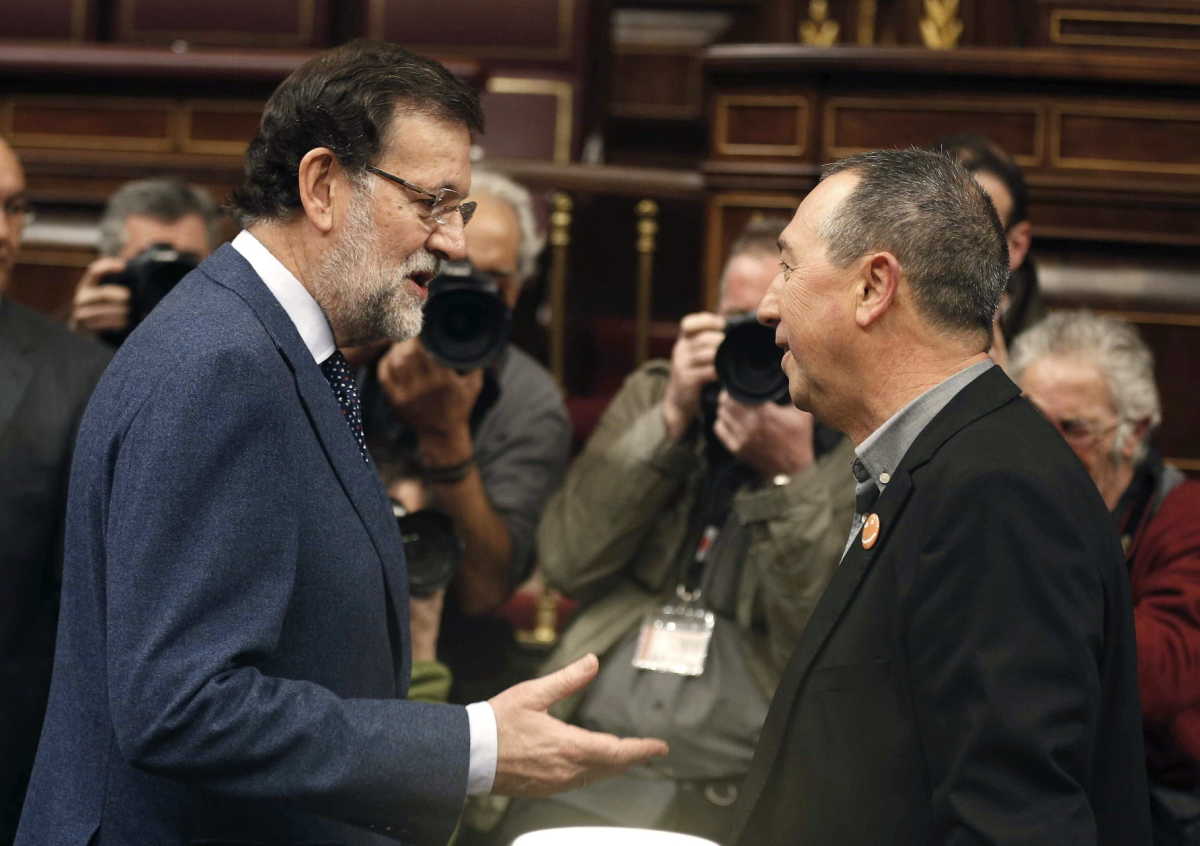 Mariano Rajoy junto al portavoz de Compromís, Joan Baldoví. EFE