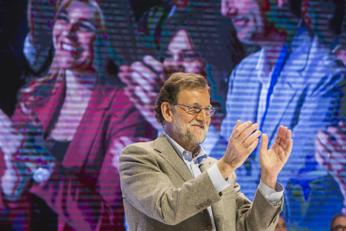 Rajoy aplaude en el Congreso del PPCV celebrado en València. Foto: EVA MÁÑEZ