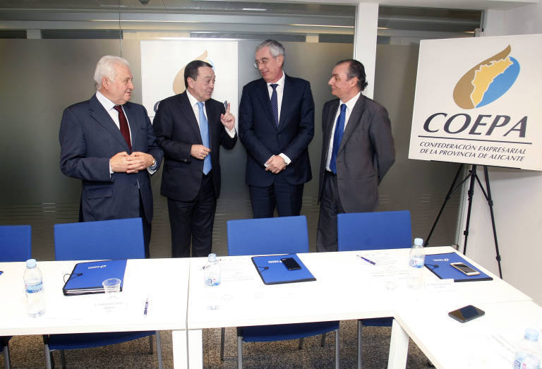 Gómez y Navarro, en su última aparición juntos, con los presidentes de Croem y Asempal. Foto: EFE