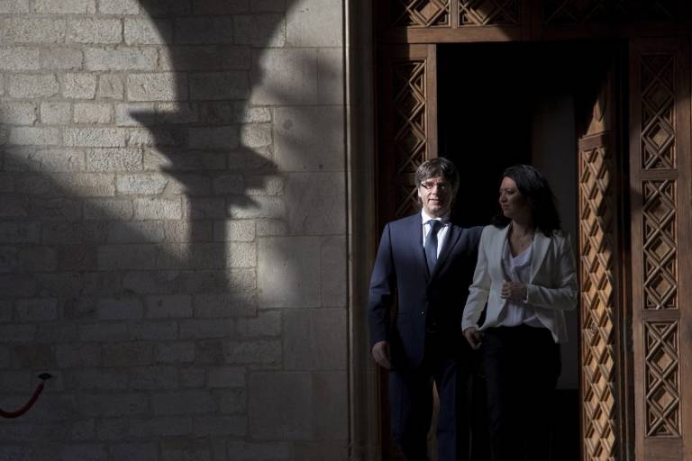 Carles Puigdemont y su esposa se dirigen a la Misa de San Jorge. Foto: EFE