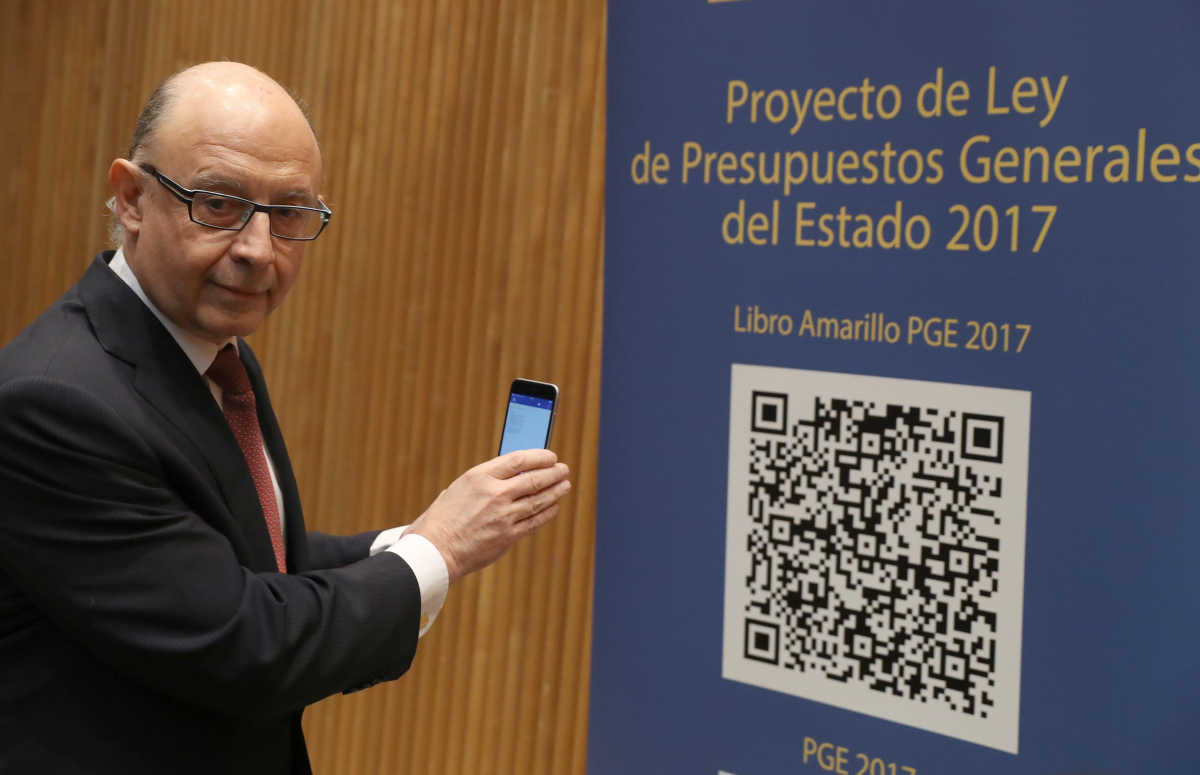 Montoro escanea el código QR de los PGE, este martes en el Congreso. Foto: EFE/J. J. Guillén