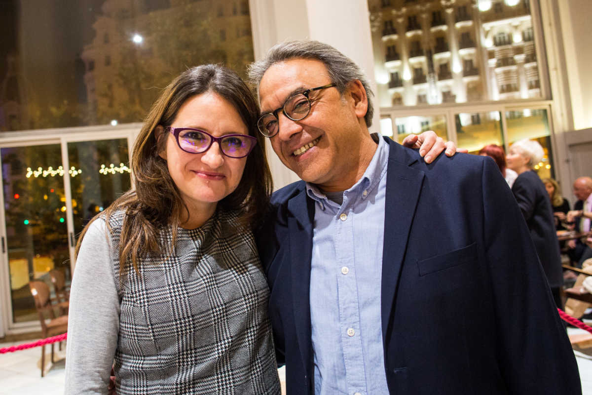 La vicepresidenta del Consell, Mónica Oltra, y el portavoz socialista en Les Corts, Manolo Mata. Foto: EVA MAÑEZ