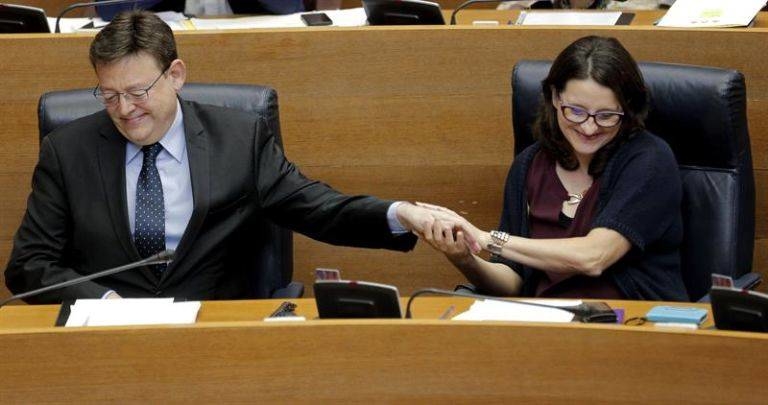 El presidente de la Generalitat, Ximo Puig, y Mónica Oltra, se saludan en Les Corts