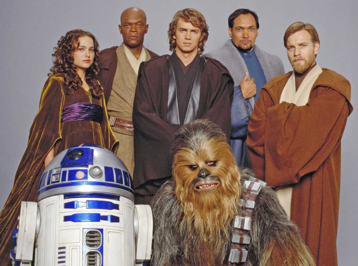 Parte del elenco de la película Star Wars: &#034;Episode III Revenge of the Sith&#034; (desde la izq) Natalie Portman (Padmé Amidala), Samuel L. Jackson (Mace Windu), Hayden Christensen (Anakin Skywalker), Jimmy Smits (Bail Organa), Ewan McGregor (Obi-Wan Kenobi), R2-D2 (R2-D2) y Peter Mayhew (Chewbacca).. EFE/LUCAS FILM
