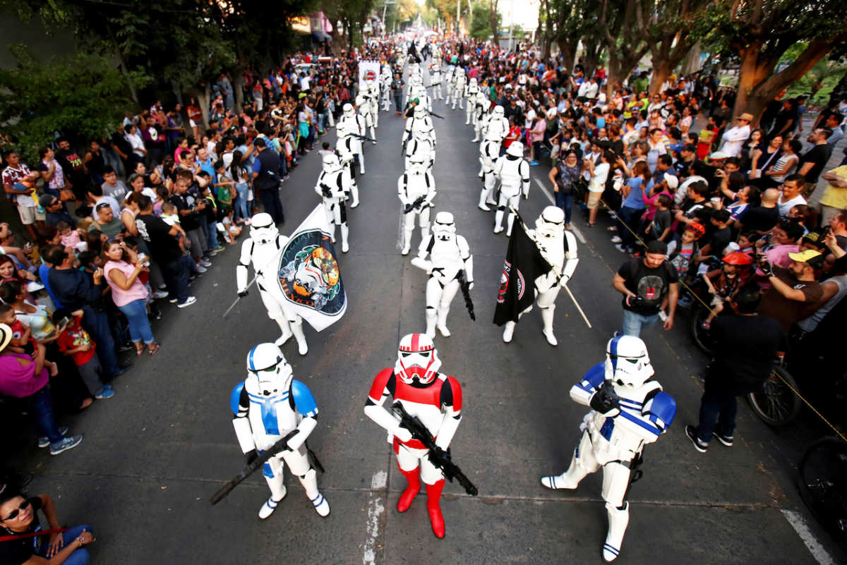 Participantes vestidos como los personajes de la película Star Wars participan en el Primer Gran Desfile de las Galaxias  por las principales calles de la ciudad de Guadalajara (México). El desfile se realizó para conmemorar los cuarenta años de realizada la primera parte de la película, el 25 de mayo 1977. EFE/Ulises Ruiz Basurto