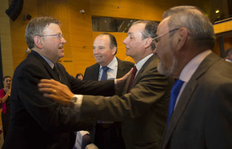 Ximo Puig saluda a Salvador Navarro en presencia de José V. Morata y José V. González. Foto: EVA MÁÑEZ