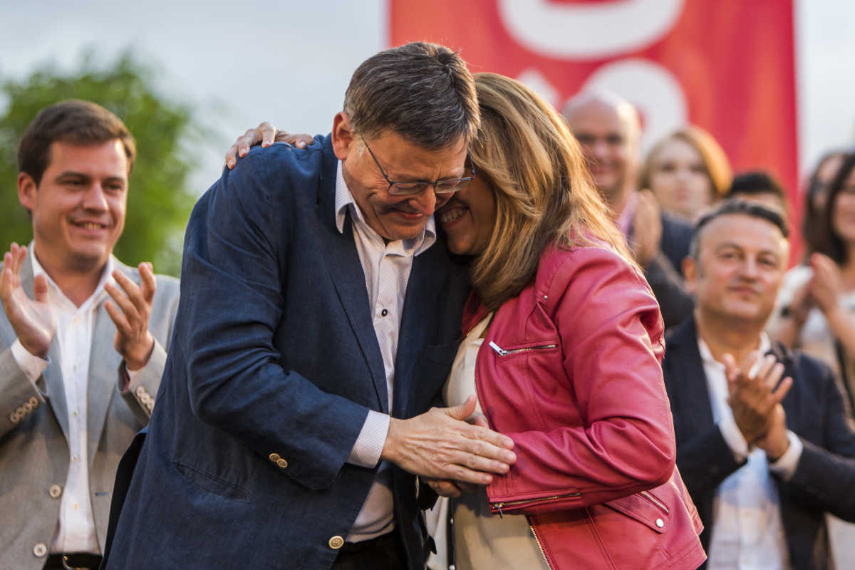 Ximo Puig y Susana Díaz se abrazan en la cesión de palabra. Foto: EVA MÁÑEZ