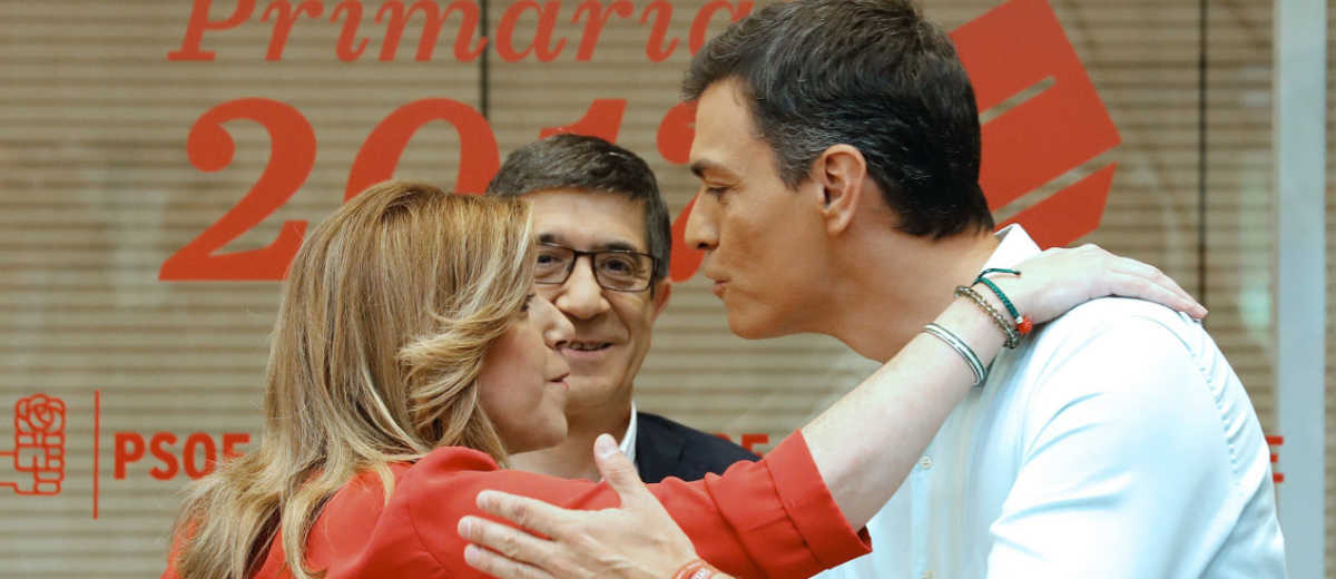 Susana Díaz y Pedro Sánchez se saludan ante la mirada de Patxi López. Foto: EFE