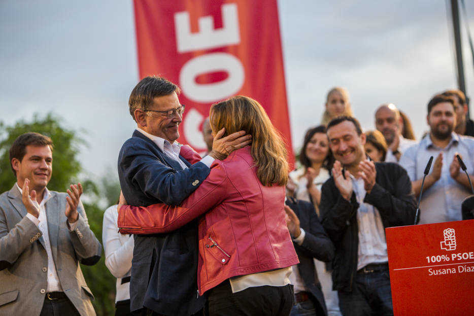 Ximo Puig y Susana Díaz se abrazan durante el mitin de València. Foto: EVA MÁÑEZ