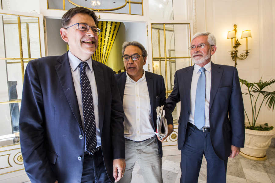 Ximo Puig junto al portavoz, Manuel Mata, y el expresidente Joan Lerma. Foto: EVA MÁÑEZ