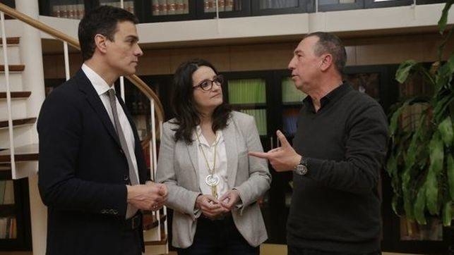 Pedro Sánchez, Mónica Oltra y Joan Baldoví durante una reunión sobre el debate de investidura