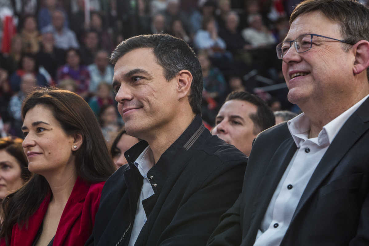 El presidente de la Generalitat, Ximo Puig, junto a Pedro Sánchez y Carmen Montón. Foto: EVA MÁÑEZ