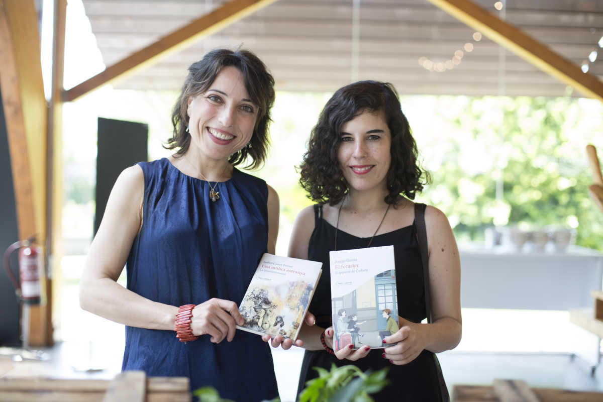 D'esquerra a dreta, les il·lustradores Lidia Boix i Laura Pérez (Foto: ESTRELLA JOVER)