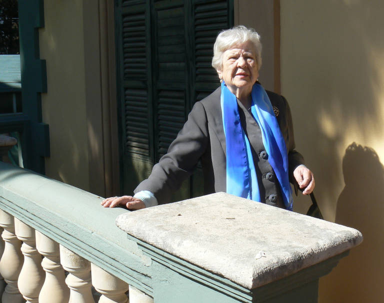 Leonor Machado en su visita a Rocafort en marzo de 2009 en el balcón de Villa Amparo en el que fue retratado su tío (Foto: TOMÁS GORRIA)