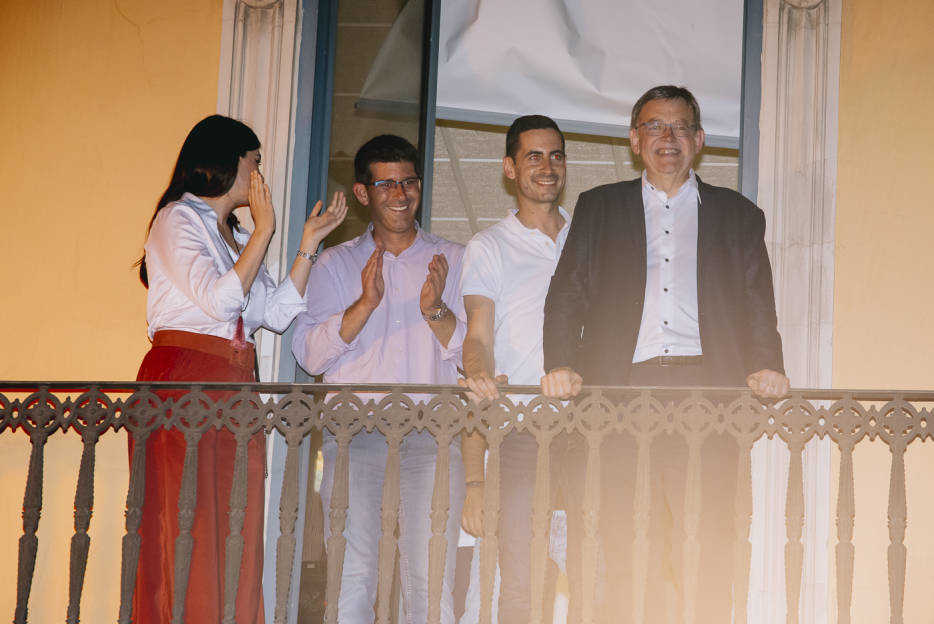 Puig en el balcón de Blanquerías tras la victoria junto a Bielsa, Rodríguez y Montón. Foto: KIKE TABERNER